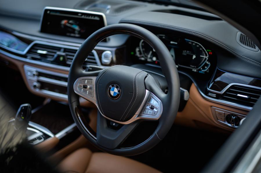 Панель приборов BMW 745e (G11) 2019 года  (JP) (фото 17 из 21)
